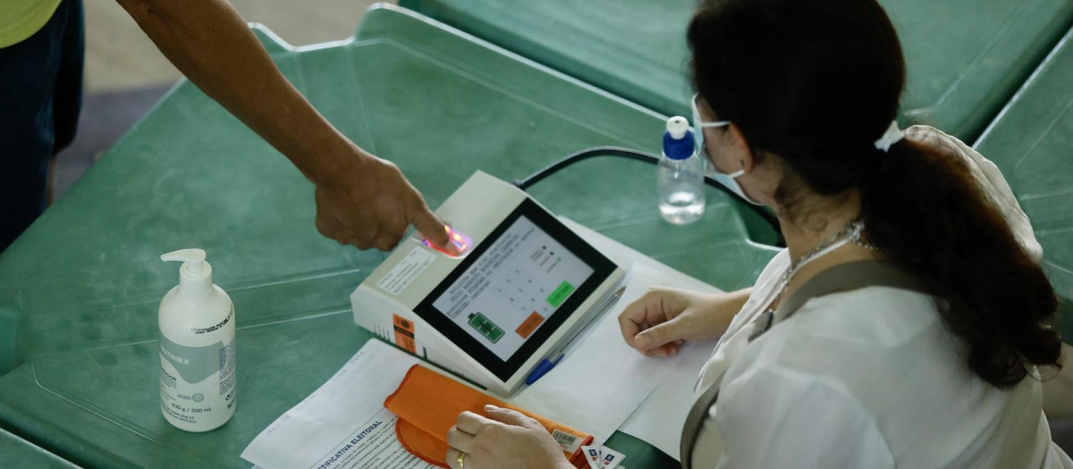 Ciudadanos acuden a un centro de votación hoy, en la ciudad de Fortaleza, Ceará, nordeste de Brasil