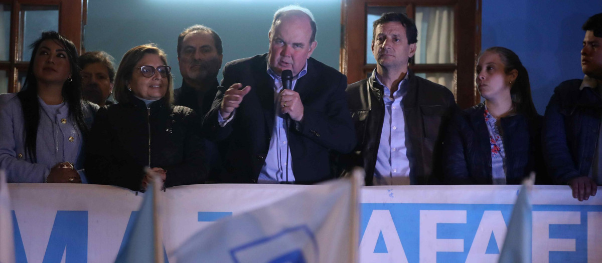 Lopez Aliaga en un acto