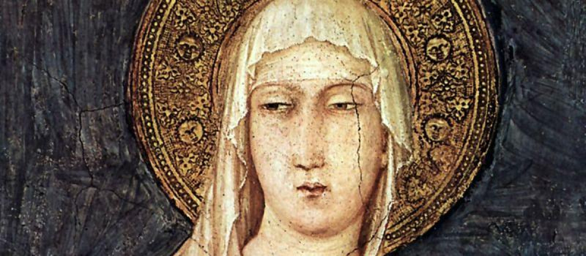 También Clara, una joven de Asís, de familia noble, se unió a la escuela de Francisco. Así nació la Segunda Orden franciscana, la de las clarisas, otra experiencia destinada a dar insignes frutos de santidad en la Iglesia. También el sucesor de Inocencio III, el Papa Honorio III, con su bula Cum dilecti de 1218 sostuvo el desarrollo singular de los primeros Frailes Menores, que iban abriendo sus misiones en distintos países de Europa, incluso en Marruecos. En 1219 Francisco obtuvo permiso para ir a Egipto a hablar con el sultán musulmán Melek-el-Kâmel, para predicar también allí el Evangelio de Jesús. Deseo subrayar este episodio de la vida de san Francisco, que tiene una gran actualidad. En una época en la cual existía un enfrentamiento entre el cristianismo y el islam, Francisco, armado voluntariamente sólo de su fe y de su mansedumbre personal, recorrió con eficacia el camino del diálogo. Las crónicas nos narran que el sultán musulmán le brindó una acogida benévola y un recibimiento cordial. Es un modelo en el que también hoy deberían inspirarse las relaciones entre cristianos y musulmanes: promover un diálogo en la verdad, en el respeto recíproco y en la comprensión mutua (cf. Nostra aetate, 3). Parece ser que después, en 1220, Francisco visitó la Tierra Santa, plantando así una semilla que daría mucho fruto: en efecto, sus hijos espirituales hicieron de los Lugares donde vivió Jesús un ámbito privilegiado de su misión. Hoy pienso con gratitud en los grandes méritos de la Custodia franciscana de Tierra Santa. A su regreso a Italia, Francisco encomendó el gobierno de la Orden a su vicario, fray Pietro Cattani, mientras que el Papa encomendó la Orden, que recogía cada vez más adhesiones, a la protección del cardenal Ugolino, el futuro Sumo Pontífice Gregorio IX. Por su parte, el Fundador, completamente dedicado a la predicación, que llevaba a cabo con gran éxito, redactó una Regla, que fue aprobada más tarde por el Papa. En 1224, en el eremitorio de la Verna, Francisco ve el Crucifijo en la forma de un serafín y en el encuentro con el serafín crucificado recibe los estigmas; así llega a ser uno con Cristo crucificado: un don, por lo tanto, que expresa su íntima identificación con el Señor. La muerte de Francisco —su transitus— aconteció la tarde del 3 de octubre de 1226, en "la Porziuncola". Después de bendecir a sus hijos espirituales, murió, recostado sobre la tierra desnuda. Dos años más tarde el Papa Gregorio IX lo inscribió en el catálogo de los santos. Poco tiempo después, en Asís se construyó una gran basílica en su honor, que todavía hoy es meta de numerosísimos peregrinos, que pueden venerar la tumba del santo y gozar de la visión de los frescos de Giotto, el pintor que ilustró de modo magnífico la vida de Francisco. Se ha dicho que Francisco representa un alter Christus, era verdaderamente un icono vivo de Cristo. También fue denominado "el hermano de Jesús". De hecho, este era su ideal: ser como Jesús; contemplar el Cristo del Evangelio, amarlo intensamente, imitar sus virtudes. En particular, quiso dar un valor fundamental a la pobreza interior y exterior, enseñándola también a sus hijos espirituales. La primera Bienaventuranza en el Sermón de la montaña —Bienaventurados los pobres de espíritu, porque de ellos es el reino de los cielos (Mt 5, 3)— encontró una luminosa realización en la vida y en las palabras de san Francisco. Queridos amigos, los santos son realmente los mejores intérpretes de la Biblia; encarnando en su vida la Palabra de Dios, la hacen más atractiva que nunca, de manera que verdaderamente habla con nosotros. El testimonio de Francisco, que amó la pobreza para seguir a Cristo con entrega y libertad totales, sigue siendo también para nosotros una invitación a cultivar la pobreza interior para crecer en la confianza en Dios, uniendo asimismo un estilo de vida sobrio y un desprendimiento de los bienes materiales. En Francisco el amor a Cristo se expresó de modo especial en la adoración del Santísimo Sacramento de la Eucaristía. En las Fuentes franciscanas se leen expresiones conmovedoras, como esta: "¡Tiemble el hombre todo entero, estremézcase el mundo todo y exulte el cielo cuando Cristo, el Hijo de Dios vivo, se encuentra sobre el altar en manos del sacerdote! ¡Oh celsitud admirable y condescendencia asombrosa! ¡Oh sublime humildad, oh humilde sublimidad: que el Señor del mundo universo, Dios e Hijo de Dios, se humilla hasta el punto de esconderse, para nuestra salvación, bajo una pequeña forma de pan!" (Francisco de Asís, Escritos, Editrici Francescane, Padua 2002, p. 401). En este Año sacerdotal me complace recordar también una recomendación que Francisco dirigió a los sacerdotes: "Siempre que quieran celebrar la misa ofrezcan purificados, con pureza y reverencia, el verdadero sacrificio del santísimo Cuerpo y Sangre de nuestro Señor Jesucristo" (ib., 399). Francisco siempre mostraba una gran deferencia hacia los sacerdotes, y recomendaba que se les respetara siempre, incluso en el caso de que personalmente fueran poco dignos. Como motivación de este profundo respeto señalaba el hecho de que han recibido el don de consagrar la Eucaristía. Queridos hermanos en el sacerdocio, no olvidemos nunca esta enseñanza: la santidad de la Eucaristía nos pide ser puros, vivir de modo coherente con el Misterio que celebramos. Del amor a Cristo nace el amor hacia las personas y también hacia todas las criaturas de Dios. Este es otro rasgo característico de la espiritualidad de Francisco: el sentido de la fraternidad universal y el amor a la creación, que le inspiró el célebre Cántico de las criaturas. Es un mensaje muy actual. Como recordé en mi reciente encíclica Caritas in veritate, sólo es sostenible un desarrollo que respete la creación y que no perjudique el medio ambiente (cf. nn. 48-52), y en el Mensaje para la Jornada mundial de la paz de este año subrayé que también la construcción de una paz sólida está vinculada al respeto de la creación. Francisco nos recuerda que en la creación se despliega la sabiduría y la benevolencia del Creador. Él entiende la naturaleza como un lenguaje en el que Dios habla con nosotros, en el que la realidad se vuelve transparente y podemos hablar de Dios y con Dios.