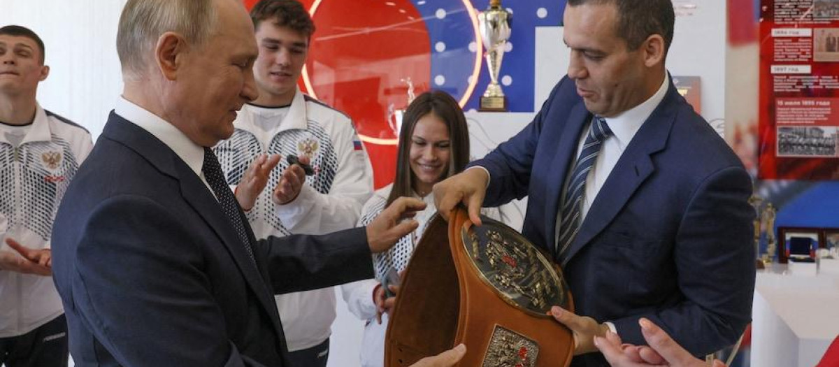 Vladimir Putin con Umar Kremlev, presidente de la Federación Internacional de Boxeo