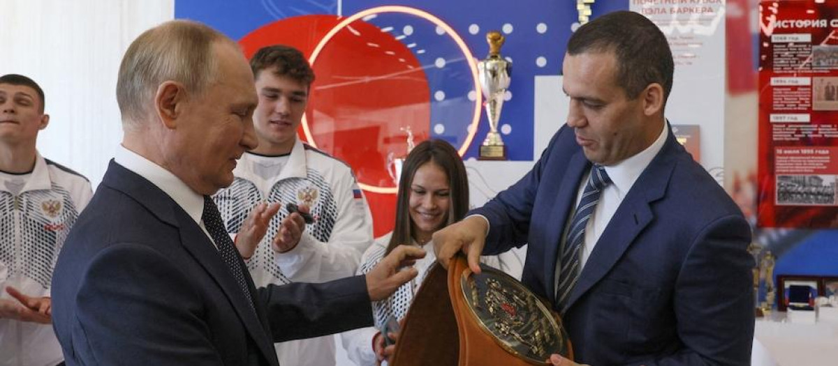 Vladimir Putin con Umar Kremlev, presidente de la Federación Internacional de Boxeo