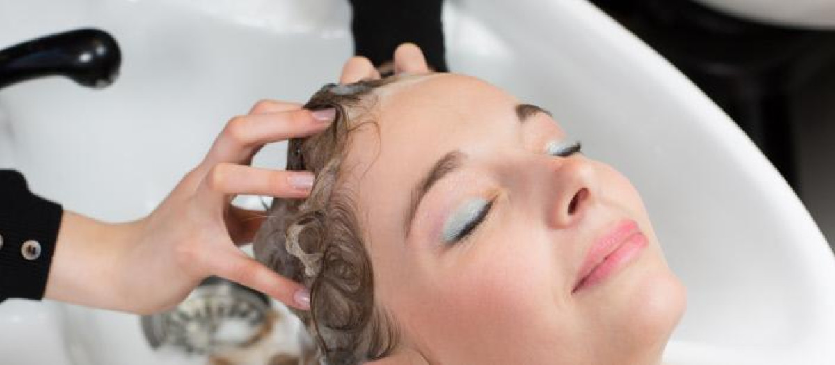 El champú es fundamental para la salud del cuero cabelludo y el pelo, según los dermatólogos