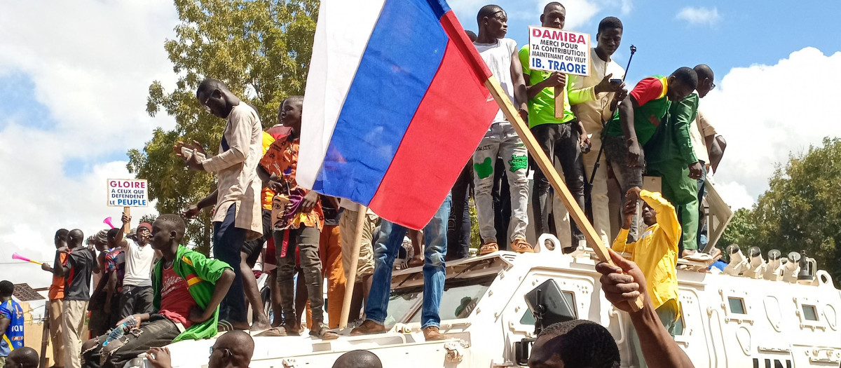 Un manifestante con una bandera rusa en Uagadugú