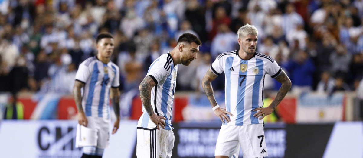 Argentina's Lionel Messi (C), gets ready to take a free-kick flanked by Rodrigo De Paul (R) and Enzo Fernandez during the international friendly football match between Argentina and Jamaica at Red Bull Arena in Harrison, New Jersey, on September 27, 2022. (Photo by Andres Kudacki / AFP)