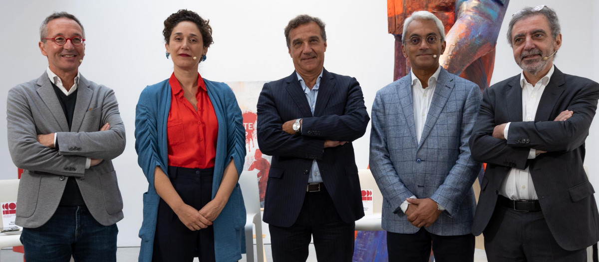 José María Lassalle, Maral Kekejian, Alberte Santos, Jorge Barreto Xavier y Manuel Borja-Villel en la Galería Marlborough de Madrid