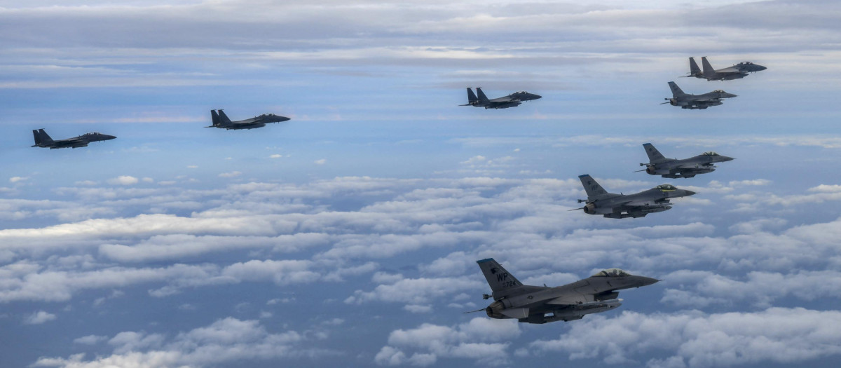 Cuatro F-15K de la Fuerza Aérea de Corea del Sur y cuatro cazas F-16 de la Fuerza Aérea de EE. UU. durante un simulacro de bombardeo de precisión en respuesta a Corea del Norte