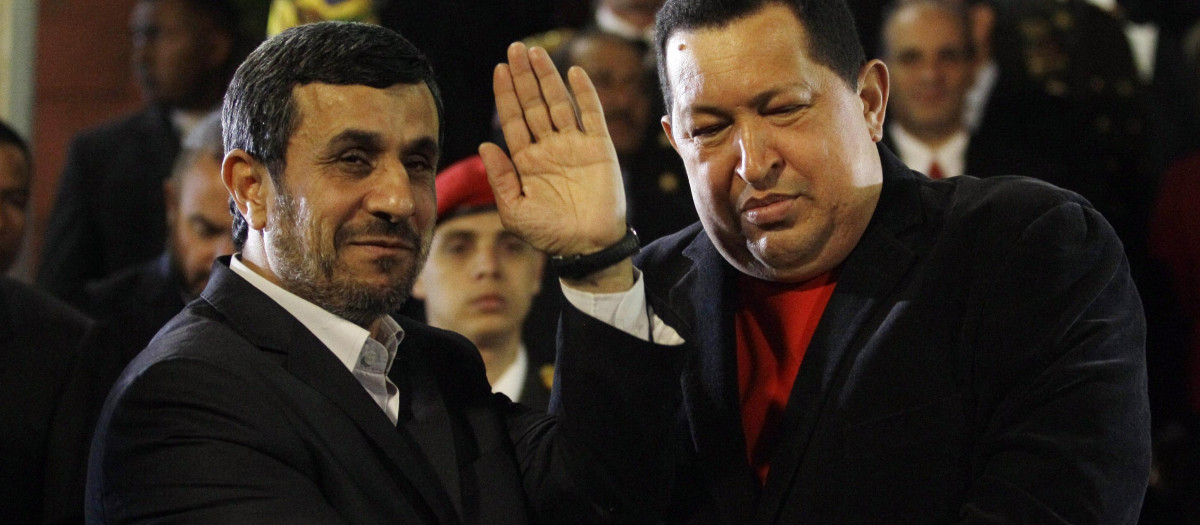 El Presidente de Irán, Mahmoud Ahmadinejad, con el Presidente de Venezuela, Hugo Chavez, en Caracas, durante una reunión celebrada del 22 de junio de 2012