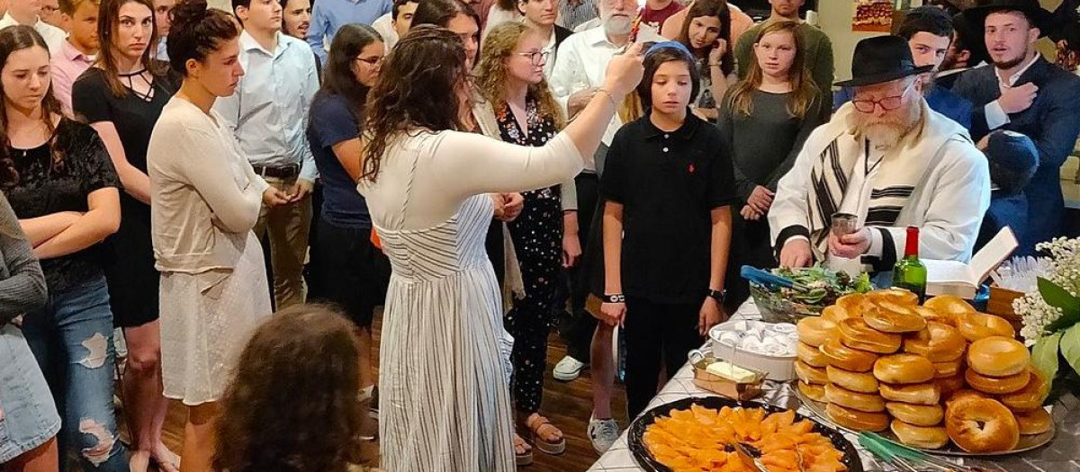 Algunos judíos rompiendo el ayuno tras la finalización del Yom Kipur