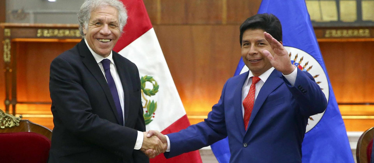 Luis Almagro Y pedro Castillo en la Asamblea General de la OEA en Lima
