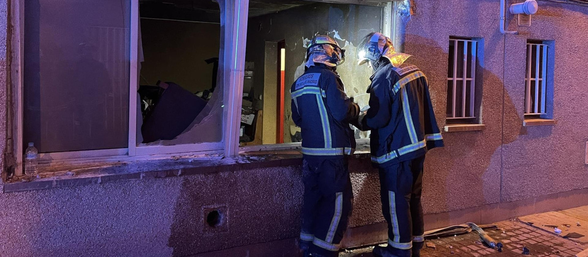 Bomberos de la Comunidad de Madrid interviniendo en la vivienda afectada por el incendio