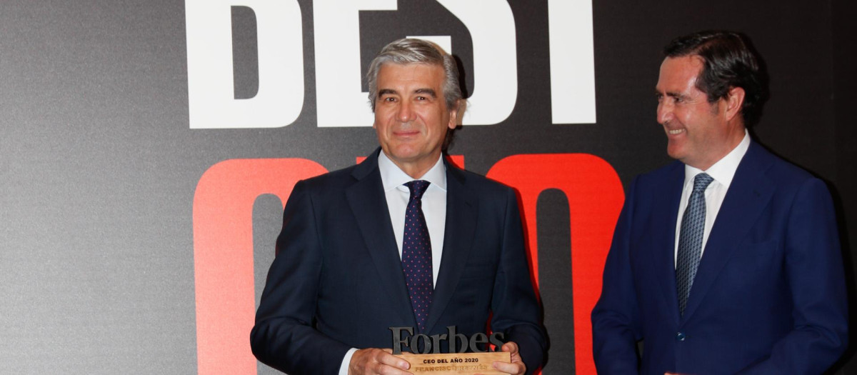 El presidente de Naturgy, Francisco Reynés, junto al líder de la CEOE, Antonio Garamendi en 2021