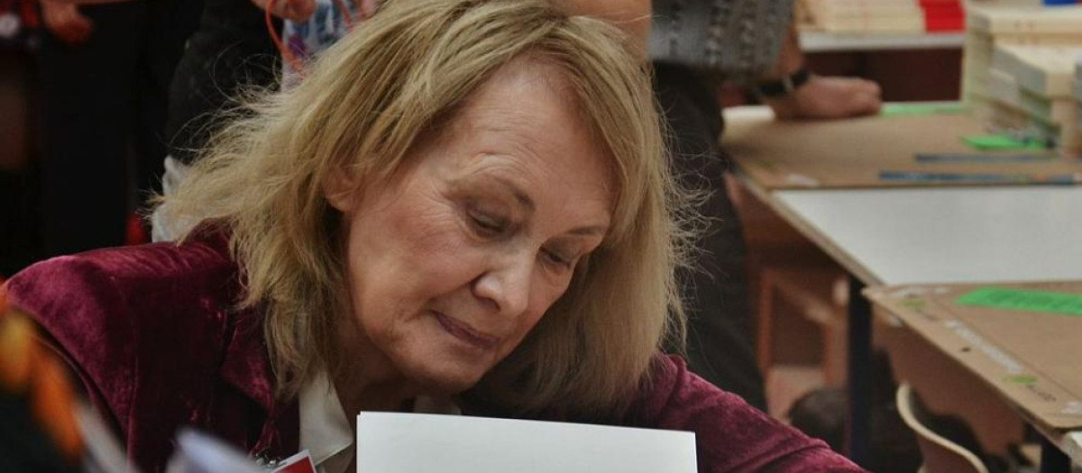 Annie Ernaux firma libros en la Feria de Brive-la-Gaillarde