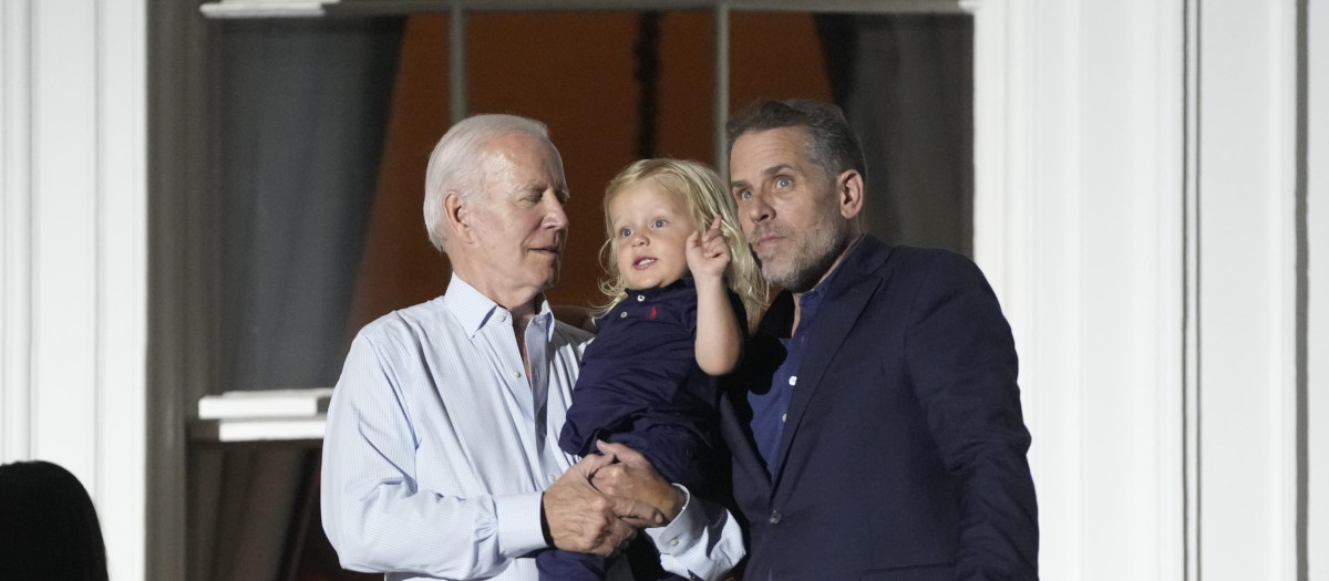 El presidente Joe Biden junto con su hijo Hunter Biden en la Casa Blanca el 4 de julio de 2022