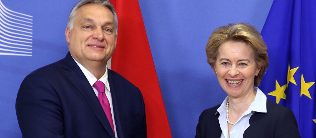 La presidenta de la Comisión Europea, Ursula von der Leyen y el primer ministro de Hungría, Viktor Orbán, en la sede de la UE en Bruselas (2020)