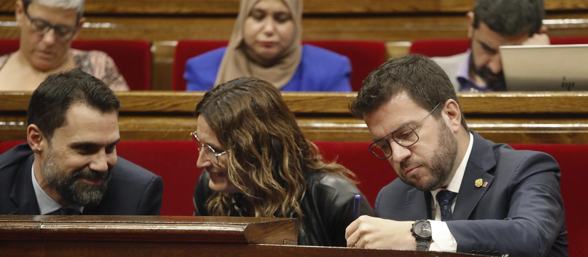 El presidente de la Generalitat, Pere Aragonés, junto a la consellera de la Presidència, Laura Vilagrà y el conseller de Empresa i Treball, Roger Torrent