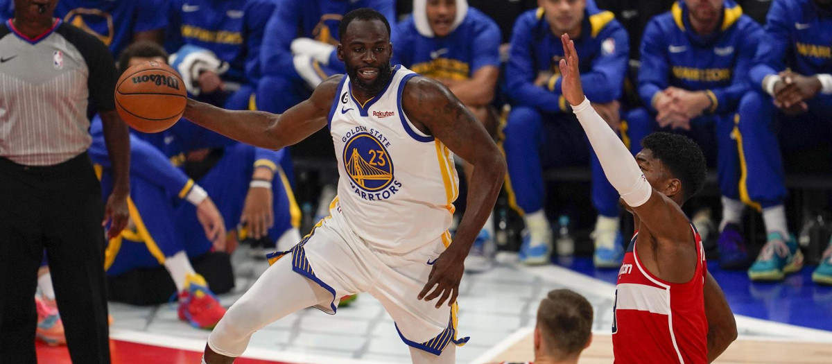 Draymond Green, con la pelota en las manos, en un partido de los Warriors