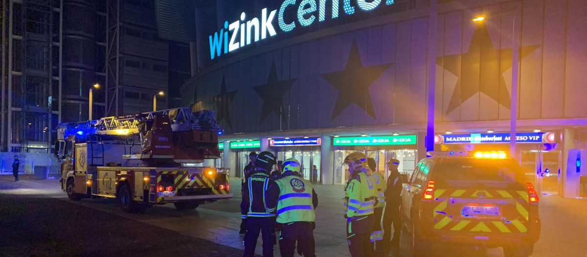 Aspecto de los exteriores del WizinkCenter de Madrid donde unas 3.500 personas que asistían al evento Madrid Oktoberfest han sido desalojadas