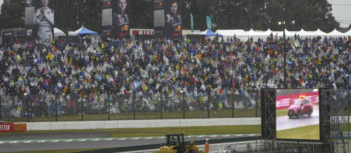 Una grúa en el circuito de Suzuka: indignación en los pilotos
