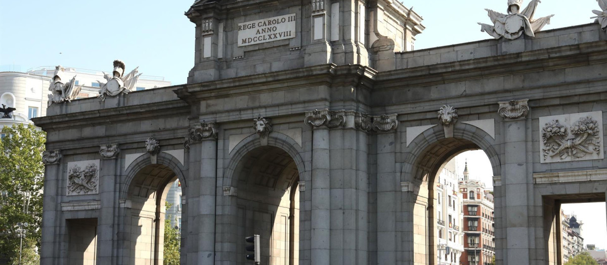 Imagen de recurso de varios taxis a su paso por la Puerta de Alcalá, en la ciudad de Madrid