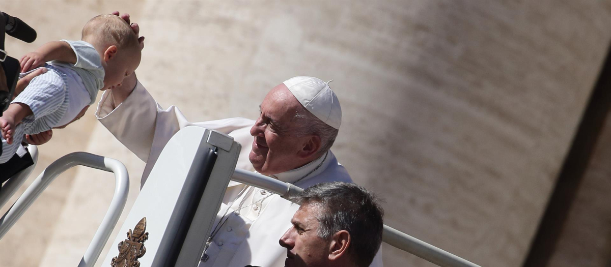 El Papa Francisco bendice a un bebé en la Plaza San Pedro del Vaticano