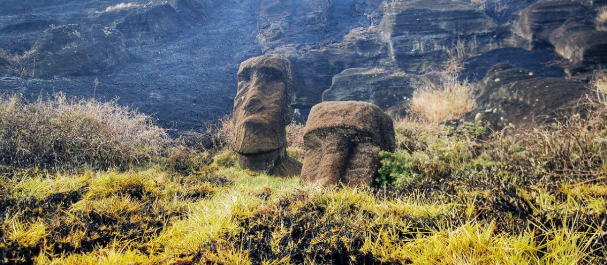 Fotografía cedida por la Municipalidad de la Isla de Pascua que muestra el área de un incendio en la Isla de Pascua (Chile)