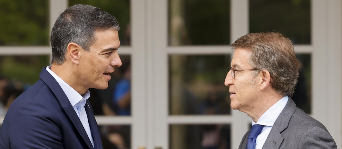 Pedro Sánchez y Alberto Núñez Feijóo en La Moncloa