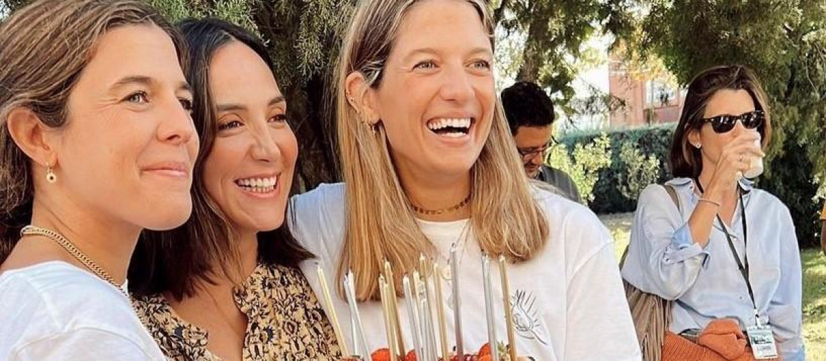 Tamara Falcó acompañada de Casilda y Ana Finat, durante el Seminario de Vida en el Espíritu, celebrado este fin de semana