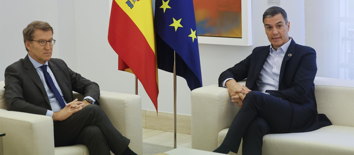 El presidente del Gobierno, Pedro Sánchez (d), se reúne con el líder del PP, Alberto Núñez Feijóo (i), en La Moncloa