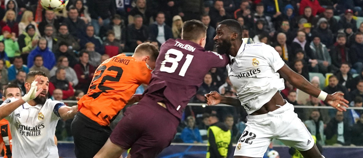Rüdiger remata a gol justo antes del golpe con Trubin