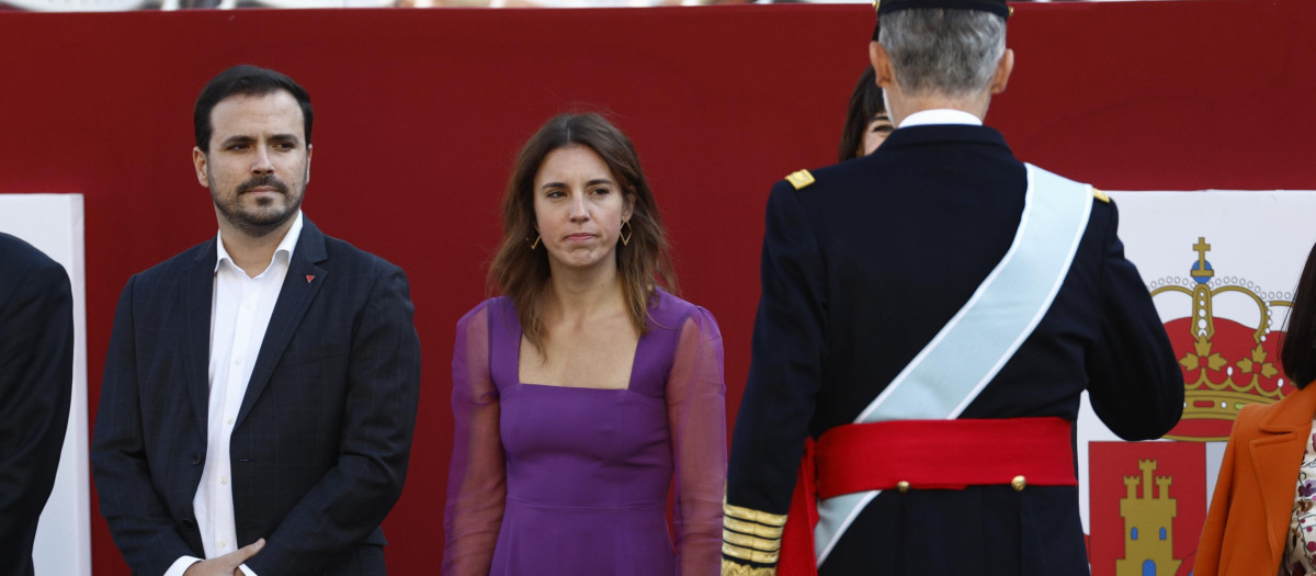 Alberto Garzón e Irene Montero esperan al paso de Felipe VI