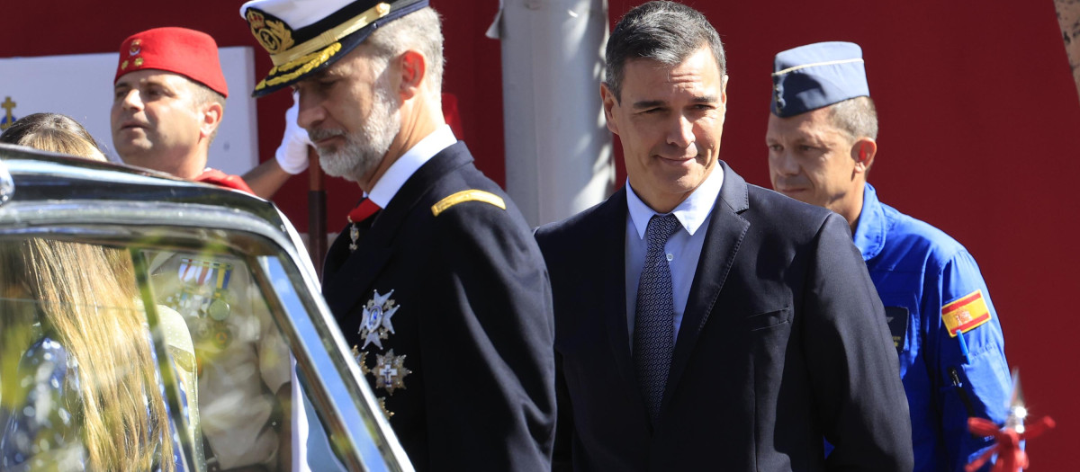El Rey Felipe VI y Pedro Sánchez al comienzo del desfile