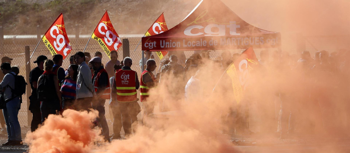 Trabajadores de TotalEnergies y Esso ExxonMobil durante una protesta por la crisis de carburantes en Francia