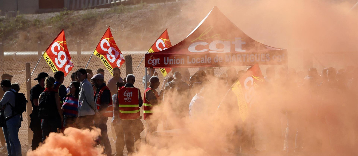 Trabajadores de TotalEnergies y Esso ExxonMobil durante una protesta por la crisis de carburantes en Francia