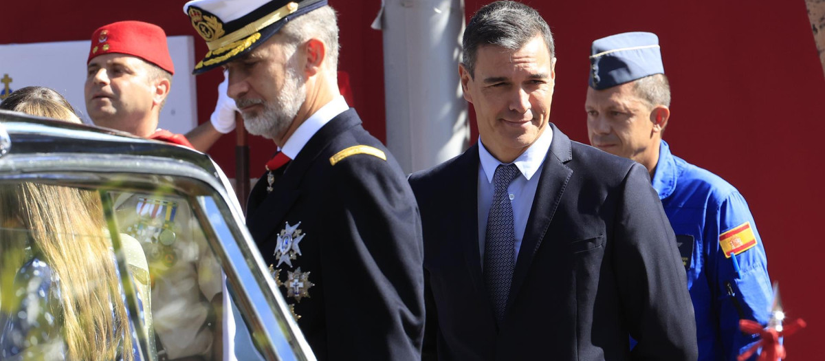El presidente del Gobierno, Pedro Sánchez (d), acompaña al rey Felipe VI (i), tras el desfile del Día de la Fiesta Nacional, este miércoles