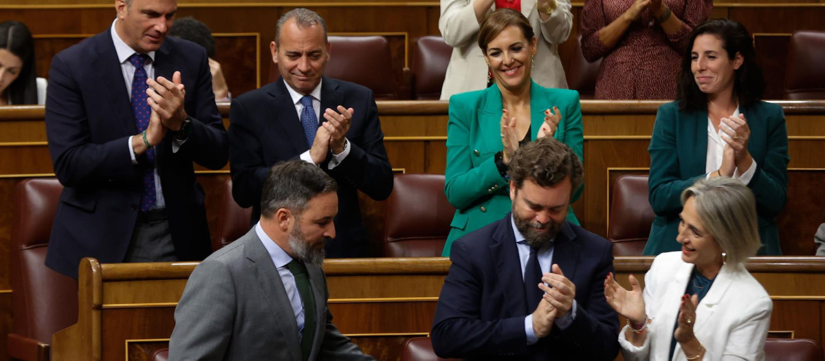 Los diputados de VOX aplauden al líder de la formación, Santiago Abascal