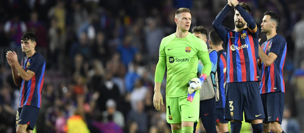 Los jugadores del Barcelona con rostro serio al final del partido