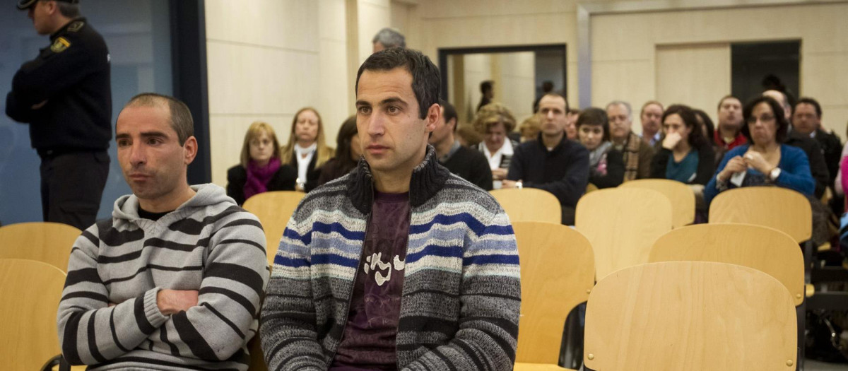 El etarra Andoni Otegi (derecha), en la Audiencia Nacional, en el juicio por el atentado en 2002 contra el cuartel de la Guardia Civil en Santa Pola (Alicante)