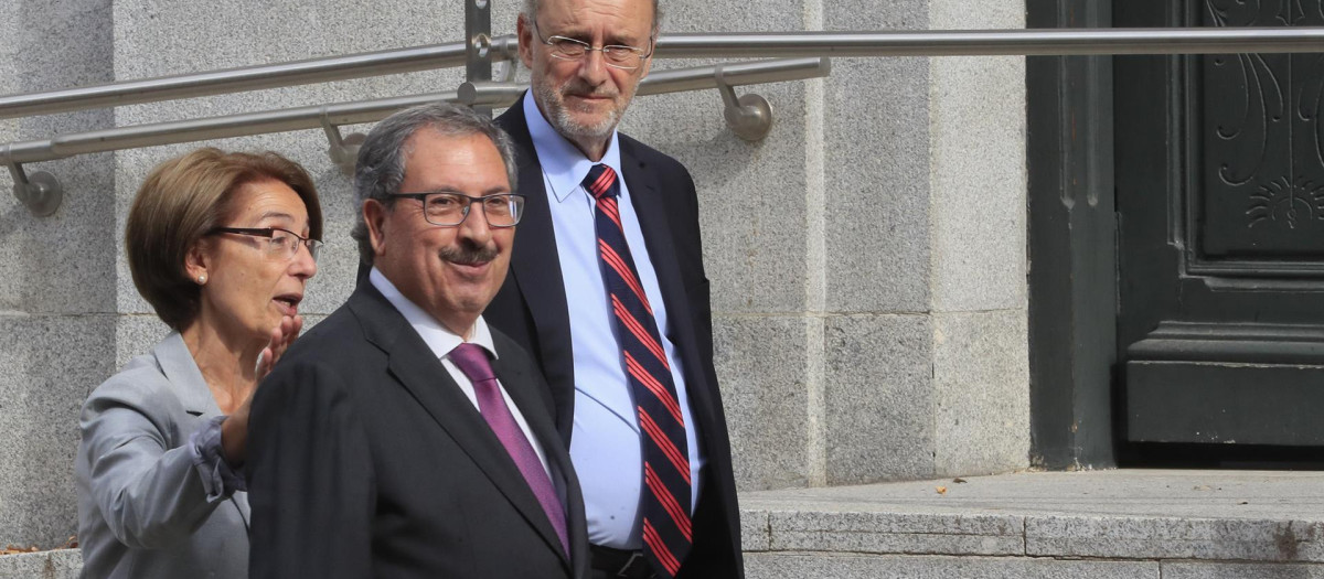 El vocal del CGPJ Rafael Mozo (c), a su llegada este jueves a la reunión en la que los vocales del Consejo General del Poder Judicial (CGPJ) han votado