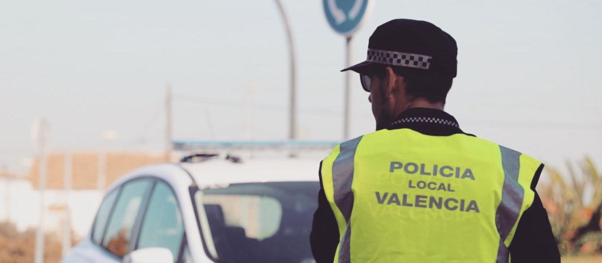 Un policía local de Valencia en acto de servicio.