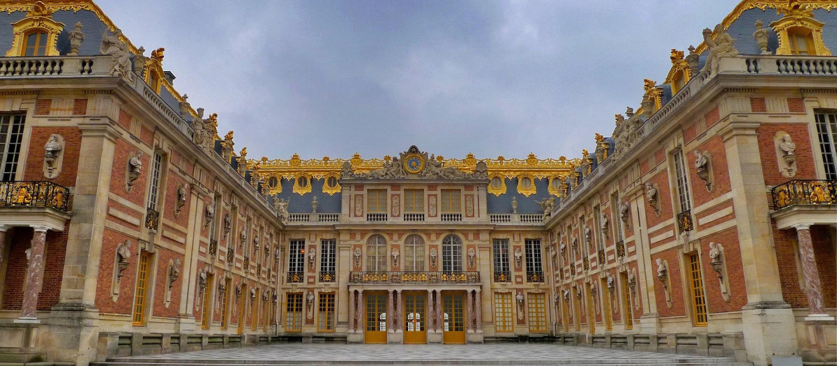 El fantasma de María Antonieta en el Palacio de Versalles (Francia). Uno de los palacios más importantes del mundo también alberga fantasmas, concretamente, el de María Antonieta y su corte. Al parecer, tras ser guillotinada en la plaza de la Concordia, el espíritu de la reina se trasladó hasta Petit Trianon, un palacio edificado dentro de Versalles que María Antonieta ocupó en vida. Algunos visitantes aseguran haberla visto, además de a otros personajes como una joven que dibuja. Esta actividad paranormal suele ir acompañada de sonidos tétricos, y luces y destellos que aparecen y desaparecen.