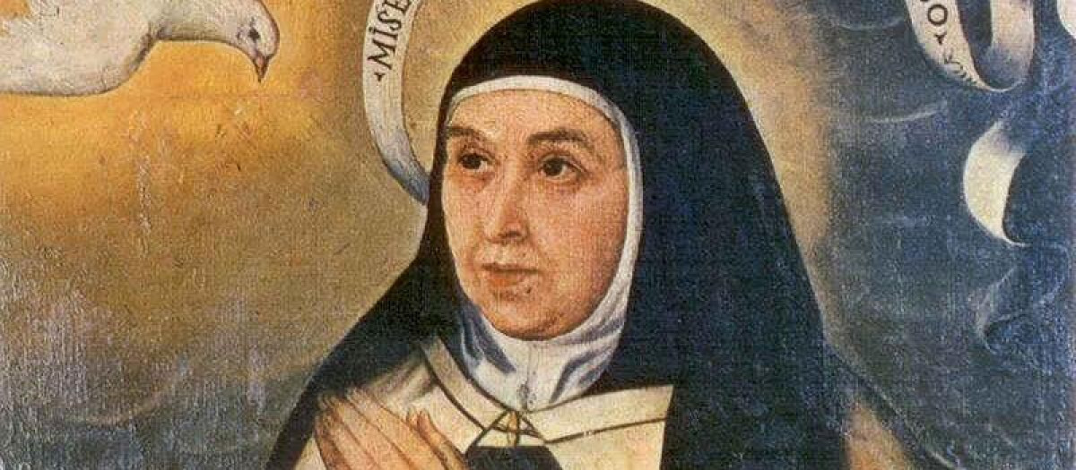 Nace en Ávila, España, en 1515, con el nombre de Teresa de Ahumada. En su autobiografía ella misma menciona algunos detalles de su infancia: su nacimiento de «padres virtuosos y temerosos de Dios», en el seno de una familia numerosa, con nueve hermanos y tres hermanas. Todavía niña, cuando tiene menos de nueve años, lee las vidas de algunos mártires que le inspiran el deseo del martirio, hasta el punto de que improvisa una breve huida de casa para morir mártir y subir al cielo (cf. Vida 1, 5); «quiero ver a Dios» dice la pequeña a sus padres. Algunos años más tarde, Teresa hablará de sus lecturas de la infancia y afirmará que en ellas descubrió la verdad, que resume en dos principios fundamentales: por un lado «el hecho de que todo lo que pertenece al mundo de aquí, pasa»; y, por otro, que sólo Dios es «para siempre, siempre, siempre», tema que se reitera en la famosísima poesía «Nada te turbe / nada te espante; / todo se pasa. / Dios no se muda; / la paciencia todo lo alcanza; / quien a Dios tiene / nada le falta / ¡Sólo Dios basta!». Al quedar huérfana de madre a los 12 años, pide a la santísima Virgen que le haga de madre (cf. Vida 1, 7).
Aunque en la adolescencia la lectura de libros profanos la había llevado a las distracciones de una vida mundana, la experiencia como alumna de las religiosas agustinas de Santa María de las Gracias de Ávila y la lectura de libros espirituales, sobre todo clásicos de la espiritualidad franciscana, le enseñan el recogimiento y la oración. A la edad de 20 años, entra en el monasterio carmelita de la Encarnación, también en Ávila; en la vida religiosa toma el nombre de Teresa de Jesús. Tres años después, enferma gravemente; tanto que permanece cuatro días en coma, aparentemente muerta (cf. Vida 5, 9). Incluso en la lucha contra sus enfermedades la santa ve el combate contra las debilidades y las resistencias a la llamada de Dios: «Deseaba vivir —escribe—, que bien entendía que no vivía, sino que peleaba con una sombra de muerte, y no había quien me diese vida, y no la podía yo tomar; y quien me la podía dar tenía razón de no socorrerme, pues tantas veces me había tornado a sí y yo dejádole» (Vida 8, 2). En 1543 pierde la cercanía de sus familiares: su padre muere y todos sus hermanos emigran, uno tras otro, a América. En la Cuaresma de 1554, a los 39 años, Teresa alcanza la cima de la lucha contra sus debilidades. El descubrimiento fortuito de la estatua de «un Cristo muy llagado» (Vida 9, 1) marca profundamente su vida. La santa, que en aquel período encuentra profunda consonancia con el san Agustín de las Confesiones, describe así el día decisivo de su experiencia mística: «Acaecíame... venirme a deshora un sentimiento de la presencia de Dios, que en ninguna manera podía dudar que estaba dentro de mí, o yo toda engolfada en él» (Vida 10, 1).
Paralelamente a la maduración de su interioridad, la santa comienza a desarrollar concretamente el ideal de reforma de la Orden carmelita: en 1562 funda en Ávila, con el apoyo del obispo de la ciudad, don Álvaro de Mendoza, el primer Carmelo reformado, y poco después recibe también la aprobación del superior general de la Orden, Giovanni Battista Rossi. En los años sucesivos prosigue las fundaciones de nuevos Carmelos, en total diecisiete. Es fundamental el encuentro con san Juan de la Cruz, con quien, en 1568, constituye en Duruelo, cerca de Ávila, el primer convento de Carmelitas Descalzos. En 1580 obtiene de Roma la erección como provincia autónoma para sus Carmelos reformados, punto de partida de la Orden religiosa de los Carmelitas Descalzos. La vida terrena de Teresa termina precisamente mientras está comprometida en la actividad de fundación. En efecto, en 1582, después de haber constituido el Carmelo de Burgos y mientras se encuentra camino de regreso a Ávila, muere la noche del 15 de octubre en Alba de Tormes, repitiendo humildemente dos expresiones: «Al final, muero como hija de la Iglesia» y «Ya es hora, Esposo mío, de que nos veamos». Una existencia consumida dentro de España, pero entregada por toda la Iglesia. Beatificada en 1614 por el Papa Pablo V y canonizada por Gregorio xv en 1622, el siervo de Dios Pablo vi la proclama «doctora de la Iglesia» en 1970.
Teresa de Jesús no tenía una formación académica, pero siempre sacó provecho de las enseñanzas de teólogos, literatos y maestros espirituales. Como escritora, siempre se atuvo a lo que personalmente había vivido o había visto en la experiencia de otros (cf. Prólogo al Camino de perfección), es decir, a la experiencia. Teresa teje relaciones de amistad espiritual con numerosos santos, en particular con san Juan de la Cruz. Al mismo tiempo, se alimenta con la lectura de los Padres de la Iglesia, san Jerónimo, san Gregorio Magno, san Agustín. Entre sus principales obras hay que recordar ante todo la autobiografía, titulada Libro de la vida, que ella llama Libro de las misericordias del Señor. Compuesta en el Carmelo de Ávila en 1565, refiere el itinerario biográfico y espiritual, escrito, como afirma la propia Teresa, para someter su alma al discernimiento del «Maestro de los espirituales», san Juan de Ávila. El objetivo es poner de relieve la presencia y la acción de Dios misericordioso en su vida: por esto, la obra refiere a menudo su diálogo de oración con el Señor. Es una lectura que fascina, porque la santa no sólo cuenta, sino que muestra que revive la experiencia profunda de su relación con Dios. En 1566, Teresa escribe el Camino de perfección, que ella llama Avisos y consejos que da Teresa de Jesús a sus hermanas. Las destinatarias son las doce novicias del Carmelo de san José en Ávila. Teresa les propone un intenso programa de vida contemplativa al servicio de la Iglesia, cuya base son las virtudes evangélicas y la oración. Entre los pasajes más preciosos está el comentario al Padre nuestro, modelo de oración. La obra mística más famosa de santa Teresa es el Castillo interior, escrito en 1577, en plena madurez. Se trata de una relectura de su propio camino de vida espiritual y, al mismo tiempo, de una codificación del posible desarrollo de la vida cristiana hacia su plenitud, la santidad, bajo la acción del Espíritu Santo. Teresa se refiere a la estructura de un castillo con siete moradas, como imagen de la interioridad del hombre, introduciendo, al mismo tiempo, el símbolo del gusano de seda que renace mariposa, para expresar el paso de lo natural a lo sobrenatural. La santa se inspira en la Sagrada Escritura, en particular en el Cantar de los cantares, por el símbolo final de los «dos esposos», que le permite describir, en la séptima morada, el culmen de la vida cristiana en sus cuatro aspectos: trinitario, cristológico, antropológico y eclesial. A su actividad de fundadora de los Carmelos reformados Teresa dedica el Libro de las fundaciones, escrito entre 1573 y 1582, en el cual habla de la vida del grupo religioso naciente. Como en la autobiografía, la narración trata de poner de relieve sobre todo la acción de Dios en la obra de fundación de los nuevos monasterios.
No es fácil resumir en pocas palabras la profunda y articulada espiritualidad teresiana. Quiero mencionar algunos puntos esenciales. En primer lugar, santa Teresa propone las virtudes evangélicas como base de toda la vida cristiana y humana: en particular, el desapego de los bienes o pobreza evangélica, y esto nos atañe a todos; el amor mutuo como elemento esencial de la vida comunitaria y social; la humildad como amor a la verdad; la determinación como fruto de la audacia cristiana; la esperanza teologal, que describe como sed de agua viva. Sin olvidar las virtudes humanas: afabilidad, veracidad, modestia, amabilidad, alegría, cultura. En segundo lugar, santa Teresa propone una profunda sintonía con los grandes personajes bíblicos y la escucha viva de la Palabra de Dios. Ella se siente en consonancia sobre todo con la esposa del Cantar de los cantares y con el apóstol san Pablo, además del Cristo de la Pasión y del Jesús eucarístico.
Asimismo, la santa subraya cuán esencial es la oración; rezar, dice, significa «tratar de amistad, estando muchas veces tratando a solas con quien sabemos nos ama» (Vida 8, 5). La idea de santa Teresa coincide con la definición que santo Tomás de Aquino da de la caridad teologal, como «amicitia quaedam hominis ad Deum», un tipo de amistad del hombre con Dios, que fue el primero en ofrecer su amistad al hombre; la iniciativa viene de Dios (cf. Summa Theologiae ii-ii, 23, 1). La oración es vida y se desarrolla gradualmente a la vez que crece la vida cristiana: comienza con la oración vocal, pasa por la interiorización a través de la meditación y el recogimiento, hasta alcanzar la unión de amor con Cristo y con la santísima Trinidad. Obviamente no se trata de un desarrollo en el cual subir a los escalones más altos signifique dejar el precedente tipo de oración, sino que es más bien una profundización gradual de la relación con Dios que envuelve toda la vida. Más que una pedagogía de la oración, la de Teresa es una verdadera «mistagogia»: al lector de sus obras le enseña a orar rezando ella misma con él; en efecto, con frecuencia interrumpe el relato o la exposición para prorrumpir en una oración.
Otro tema importante para la santa es la centralidad de la humanidad de Cristo. Para Teresa, de hecho, la vida cristiana es relación personal con Jesús, que culmina en la unión con él por gracia, por amor y por imitación. De aquí la importancia que ella atribuye a la meditación de la Pasión y a la Eucaristía, como presencia de Cristo, en la Iglesia, para la vida de cada creyente y como corazón de la liturgia. Santa Teresa vive un amor incondicional a la Iglesia: manifiesta un vivo «sensus Ecclesiae» frente a los episodios de división y conflicto en la Iglesia de su tiempo. Reforma la Orden carmelita con la intención de servir y defender mejor a la «santa Iglesia católica romana», y está dispuesta a dar la vida por ella (cf. Vida 33, 5).
Un último aspecto esencial de la doctrina teresiana, que quiero subrayar, es la perfección, como aspiración de toda la vida cristiana y meta final de la misma. La santa tiene una idea muy clara de la «plenitud» de Cristo, que el cristiano revive. Al final del recorrido del Castillo interior, en la última «morada» Teresa describe esa plenitud, realizada en la inhabitación de la Trinidad, en la unión con Cristo a través del misterio de su humanidad.
Queridos hermanos y hermanas, santa Teresa de Jesús es verdadera maestra de vida cristiana para los fieles de todos los tiempos. En nuestra sociedad, a menudo carente de valores espirituales, santa Teresa nos enseña a ser testigos incansables de Dios, de su presencia y de su acción; nos enseña a sentir realmente esta sed de Dios que existe en lo más hondo de nuestro corazón, este deseo de ver a Dios, de buscar a Dios, de estar en diálogo con él y de ser sus amigos. Esta es la amistad que todos necesitamos y que debemos buscar de nuevo, día tras día. Que el ejemplo de esta santa, profundamente contemplativa y eficazmente activa, nos impulse también a nosotros a dedicar cada día el tiempo adecuado a la oración, a esta apertura hacia Dios, a este camino para buscar a Dios, para verlo, para encontrar su amistad y así la verdadera vida; porque realmente muchos de nosotros deberían decir: «no vivo, no vivo realmente, porque no vivo la esencia de mi vida». Por esto, el tiempo de la oración no es tiempo perdido; es tiempo en el que se abre el camino de la vida, se abre el camino para aprender de Dios un amor ardiente a él, a su Iglesia, y una caridad concreta para con nuestros hermanos.