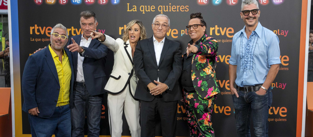 Javier Sardá, en el centro, junto a su equipo de colaboradores en La gran confusión