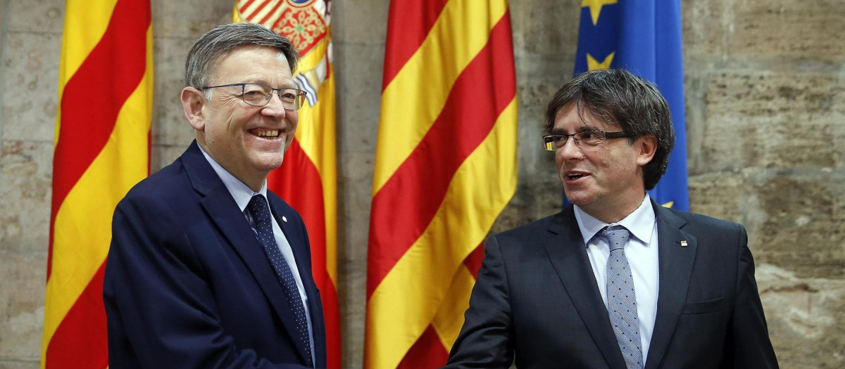 El presidente valenciano, Ximo Puig, con el expresidente catalán, Carles Puigdemont