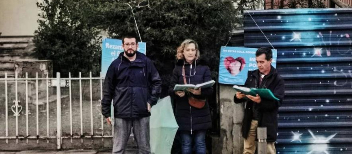 Un grupo de personas de la plataforma 40 días por la vida reza delante de una clínica
