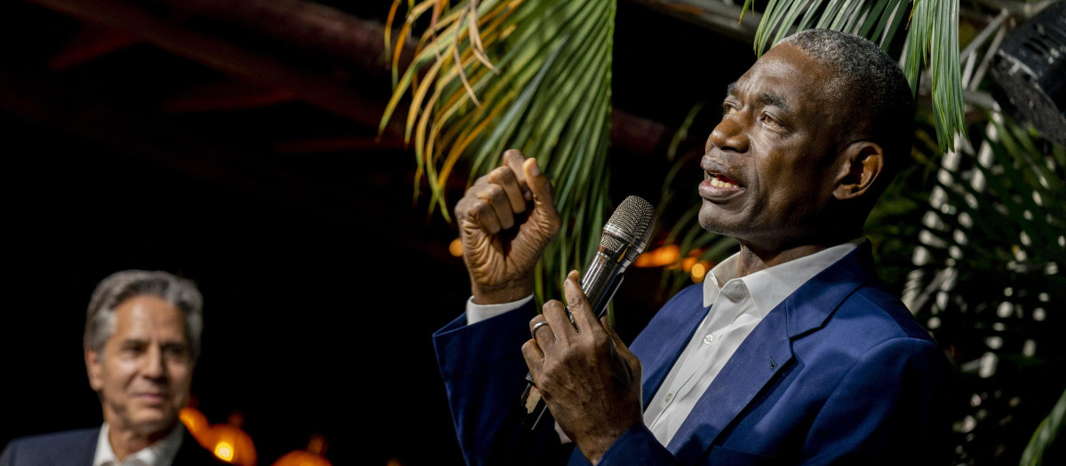 Dikembe Mutombo, en primer plano, en una imagen de archivo