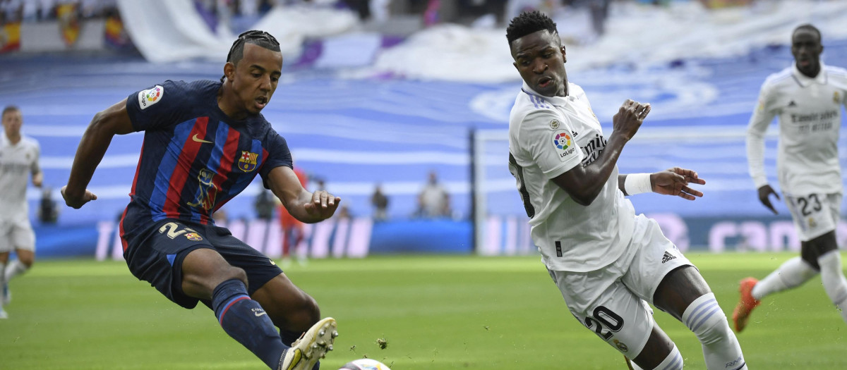 Vinicius y Koundé en este Clásico Real Madrid - Barcelona en el Bernabéu