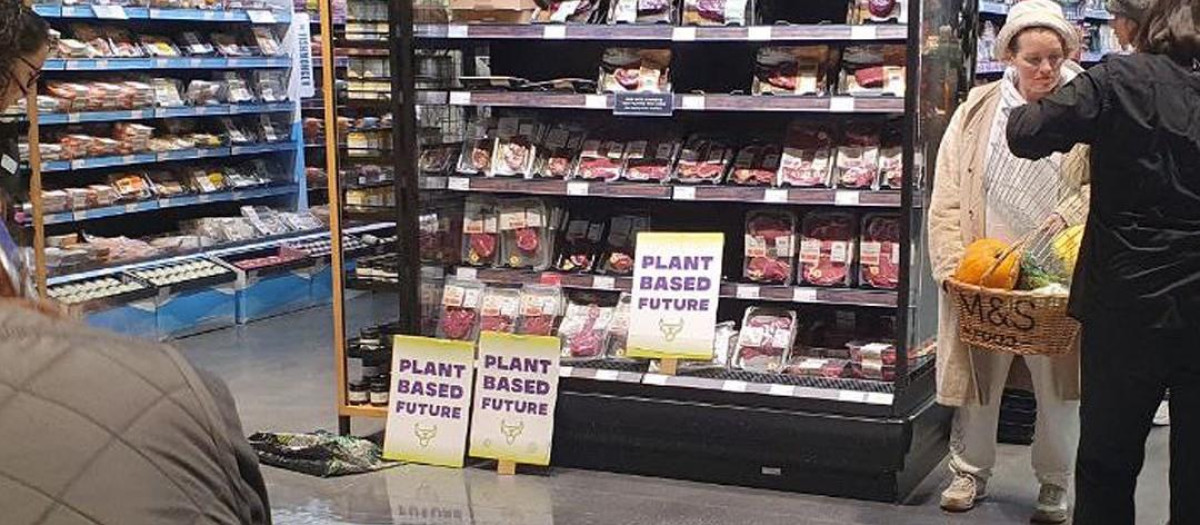 Así ha quedado un supermercado de Norwich (Reino Unido) tras la acción de los ecologistas