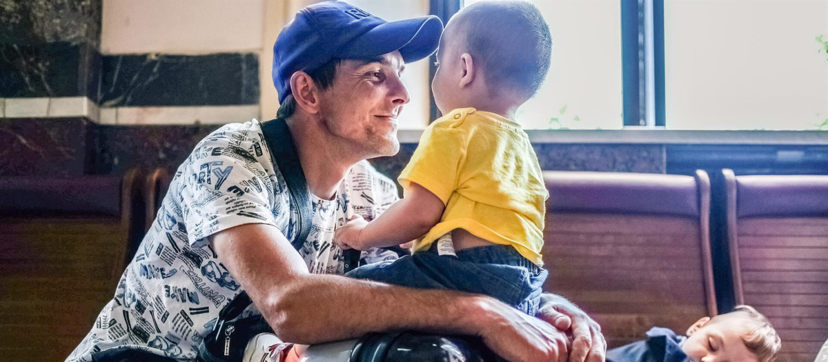 Un padre con sus hijos