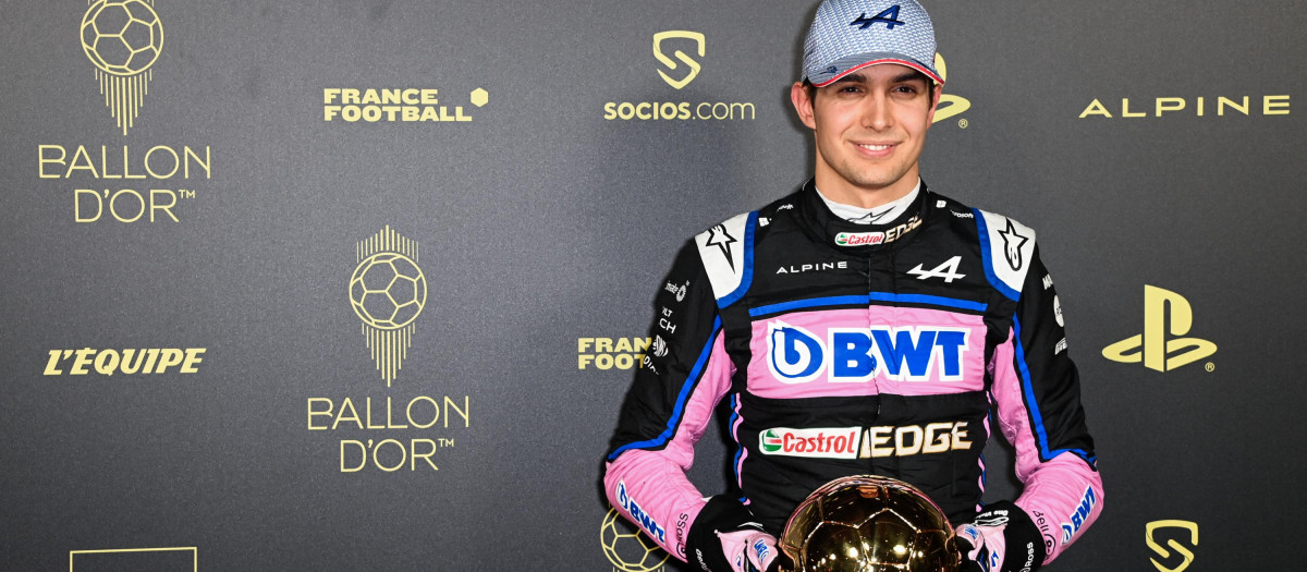 Esteban Ocon, piloto de Alpine y compañero de Fernando Alonso, ha sido el encargado de llevar el Balón de Oro