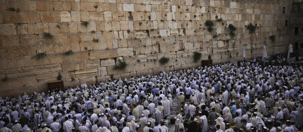 Centenas de judíos reunidos ante el Muro de las Lamentaciones, en Jerusalén